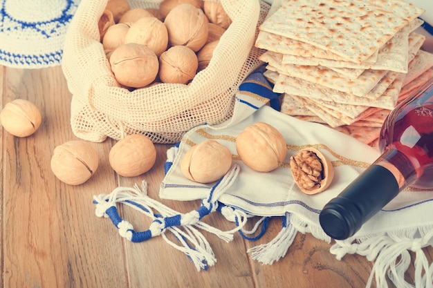 Koncepcja obchodów Paschy Matzah czerwony koszerny i orzech Tradycyjny rytuał żydowski chleb maca kippah i tałes na starym drewnianym tle Paschalne jedzenie Pesach Żydowskie święto Stonowany obraz