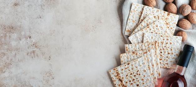 Koncepcja obchodów Paschy Matzah czerwony koszerny i orzech Tradycyjny rytuał żydowski chleb na piasku kolor stare betonowe tło Pascha jedzenie Pesach Żydowskie święto Banner