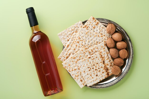 Koncepcja obchodów Paschy Matzah czerwony koszerny i orzechowy tradycyjny rytuał żydowski chleb na jasnozielonym monochromatycznym tle wiosna jedzenie Paschy Pesach żydowskie święto
