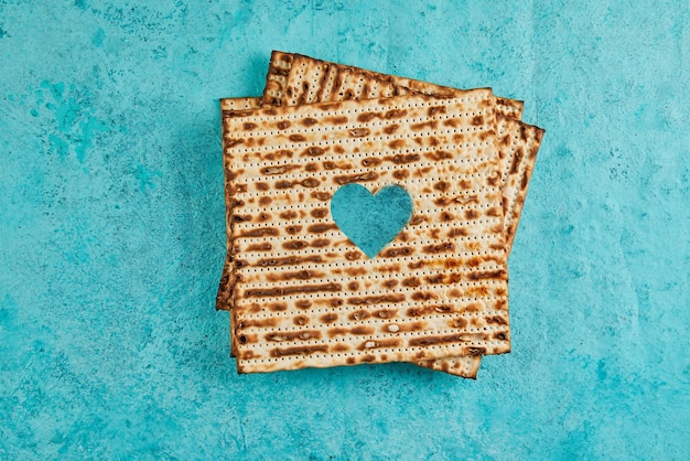 Koncepcja obchodów Pesach Żydowskie święto Pesach Matzah kwadraty ułożone w kwadrat na niebieskim tle Serce wyrzeźbione w macy Leżał płasko