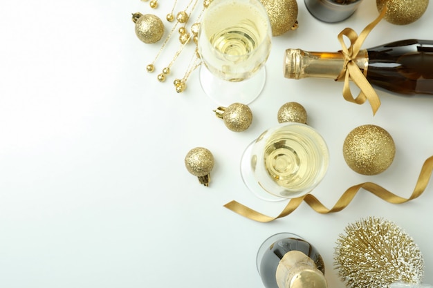Koncepcja obchody nowego roku z szampanem na białym tle.