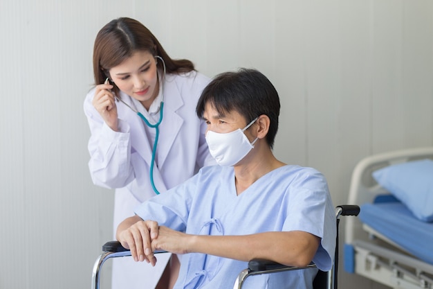 Koncepcja Ochrony Przed Koronawirusem Azjatycka Lekarka Używa Stetoskopu Do Sprawdzenia Rytmu Płuc