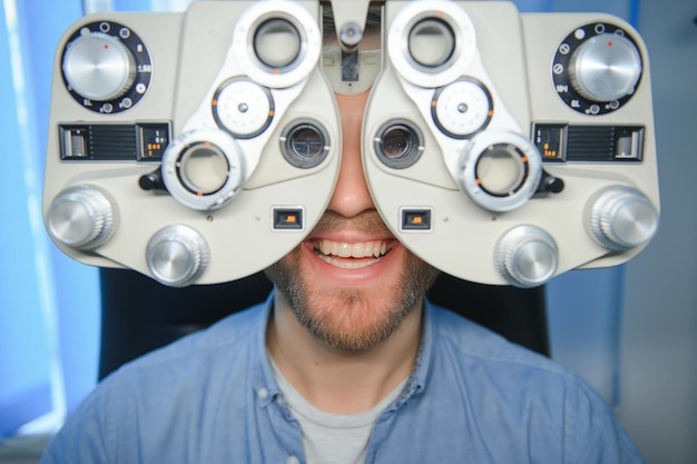 Zdjęcie koncepcja okulistyki pacjent płci męskiej pod badaniem wzroku w klinice korekcji okulistycznej wzroku