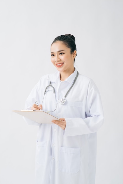 Koncepcja opieki zdrowotnej i medycyny - uśmiechnięta kobieta lekarz. na białym tle