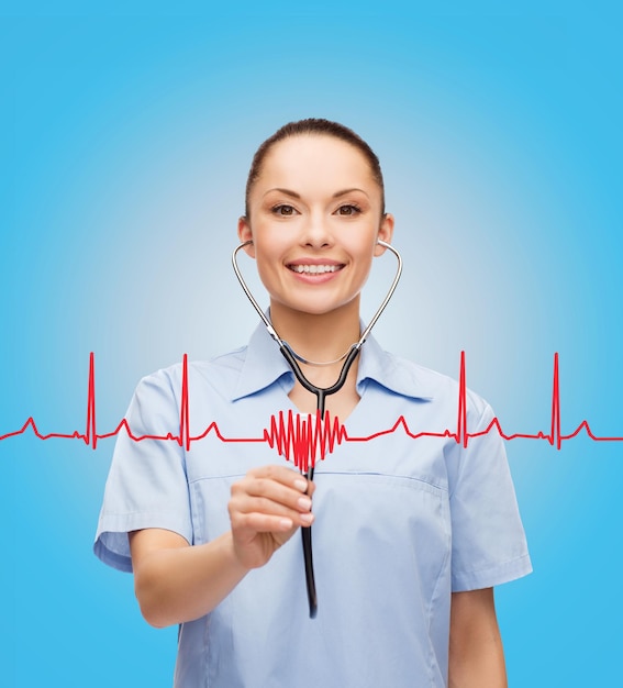 koncepcja opieki zdrowotnej i medycyny - uśmiechnięta lekarka lub pielęgniarka ze stetoskopem