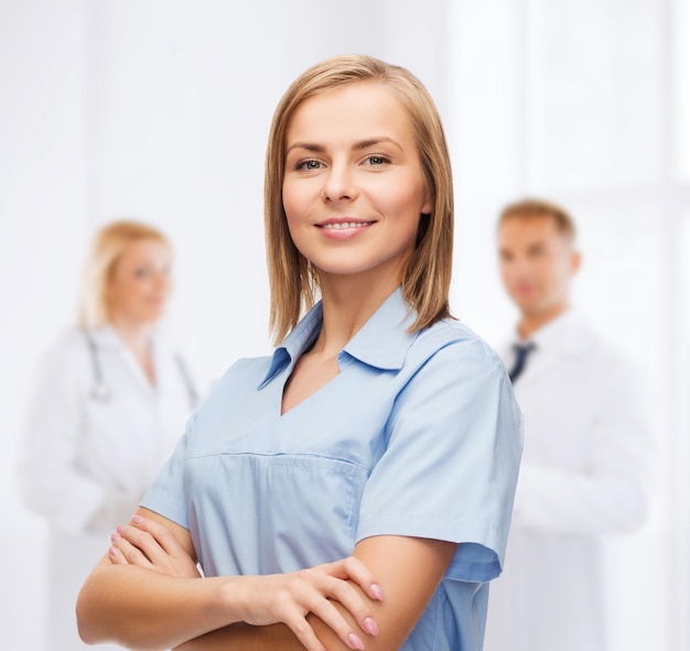 koncepcja opieki zdrowotnej i medycyny - uśmiechnięta lekarka lub pielęgniarka