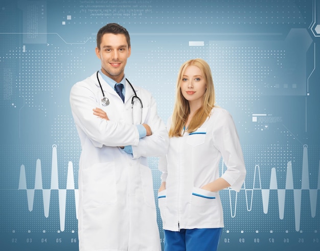 koncepcja opieki zdrowotnej i medycznej - zdjęcie dwóch młodych, atrakcyjnych lekarzy