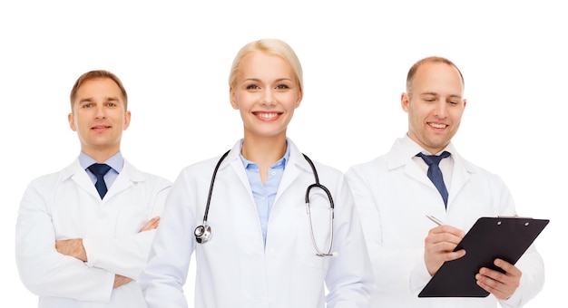 koncepcja opieki zdrowotnej, ludzi i medycyny - grupa lekarzy ze stetoskopami i schowkiem na białym tle