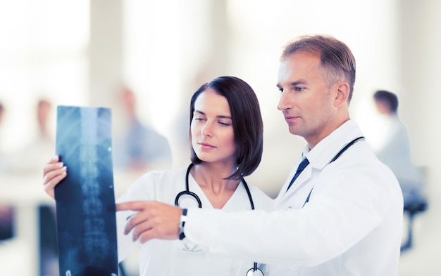 koncepcja opieki zdrowotnej, medycyny i radiologii - dwóch lekarzy patrzących na prześwietlenie