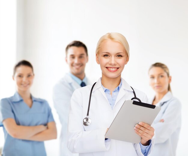 koncepcja opieki zdrowotnej, technologii i medycyny - uśmiechnięta lekarka ze stetoskopem i komputerem typu tablet pc