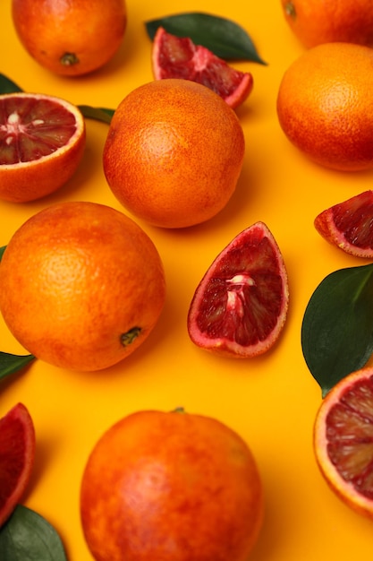 Koncepcja owoców cytrusowych czerwony pomarańczowy na pomarańczowym tle