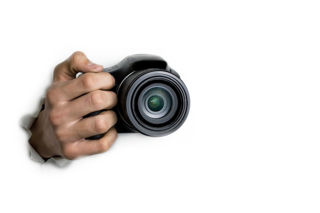 Koncepcja paparazzi lub ukrytej kamery ręka trzyma aparat fotograficzny na białym tle
