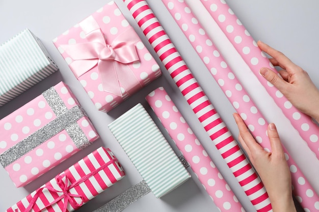 Koncepcja papieru do pakowania prezentów lub prezentów na wakacje