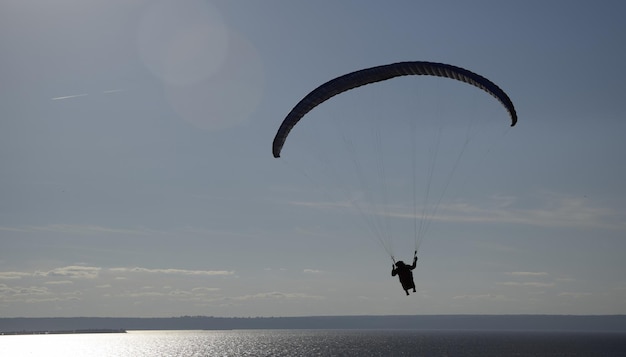 Koncepcja paralotniarstwa pilot paralotnia lata na niebie na piękno przyrody Uljanowsk Rosja