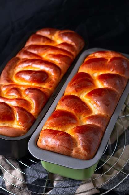 Zdjęcie koncepcja piekarnia żywności świeże pieczone brioche pleciony