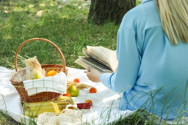 Koncepcja pięknego relaksu na świeżym powietrzu podczas letniego pikniku