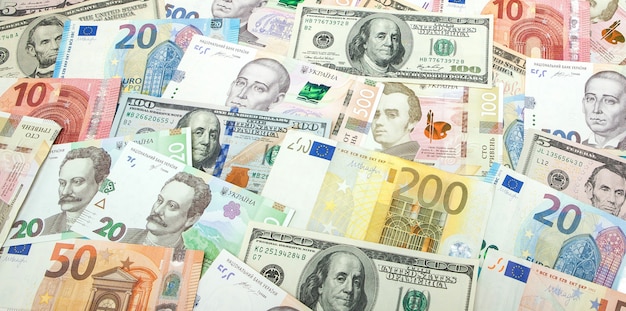 Koncepcja Pieniądza I Finansów. Sto Dolarów Nowy Rachunek Na Kolorowe Tło Banknotów W Walucie Krajowej Ukraińskiej, Amerykańskiej I Euro