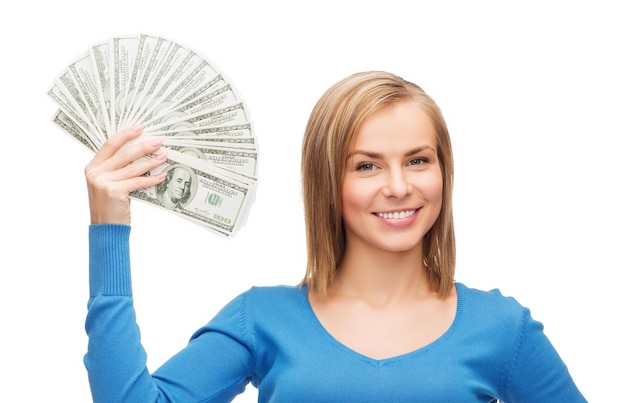 koncepcja pieniędzy, finansów i ludzi - uśmiechnięta dziewczyna z pieniędzmi w gotówce w dolarach