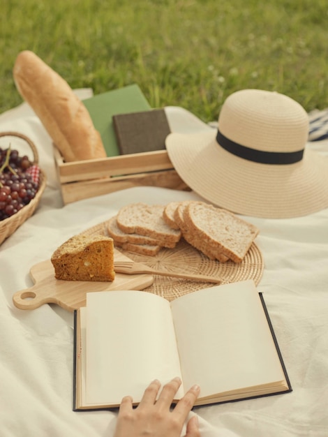 Koncepcja pikniku Na białym obrusie jest wiele rzeczy, takich jak owoce chleba