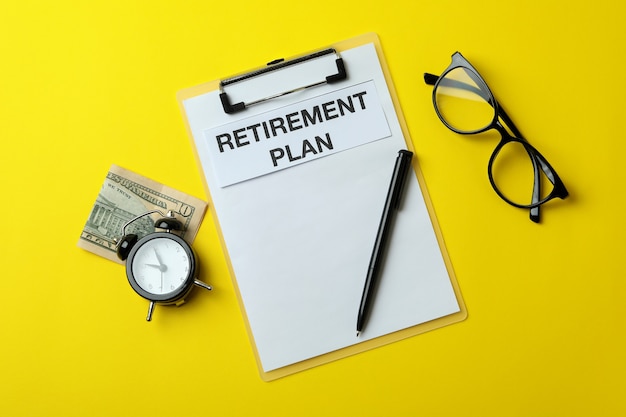 Koncepcja planu emerytalnego lub emerytalnego na żółtym tle