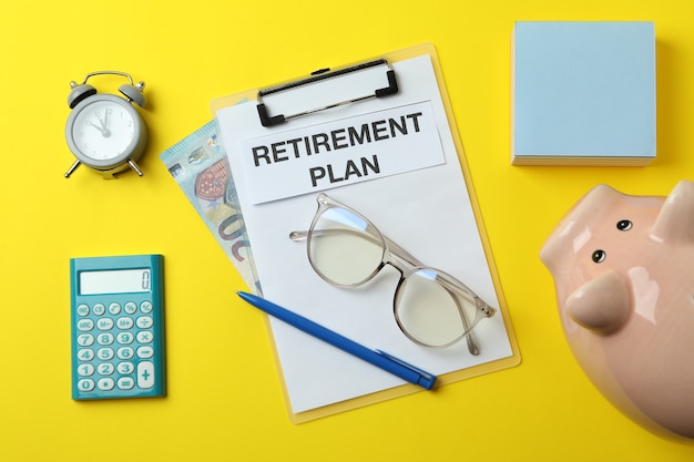 Koncepcja planu emerytalnego lub emerytalnego na żółtym tle