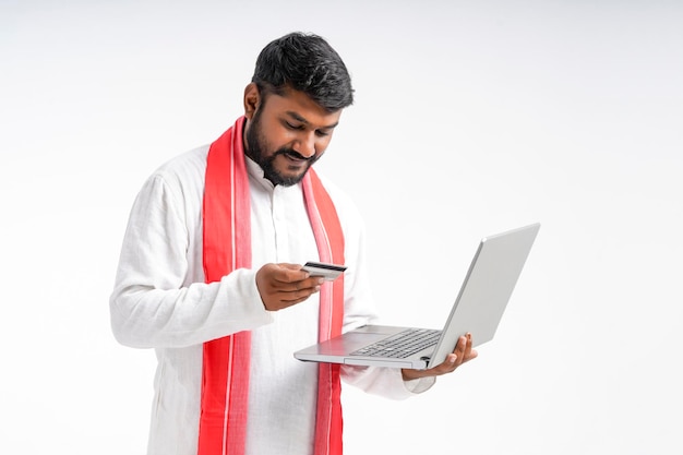 Koncepcja płatności cyfrowych Indyjski rolnik za pomocą laptopa i karty