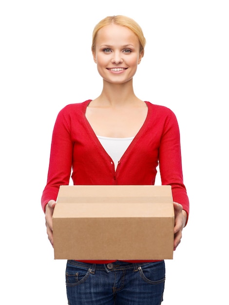 koncepcja poczty, paczki i dostawy - uśmiechnięta kobieta w codziennych ubraniach z pudełkiem na paczki