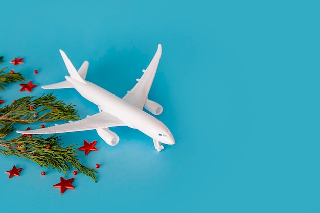 Koncepcja podróży Boże Narodzenie Boże Narodzenie. Samolot na tle Bożego Narodzenia