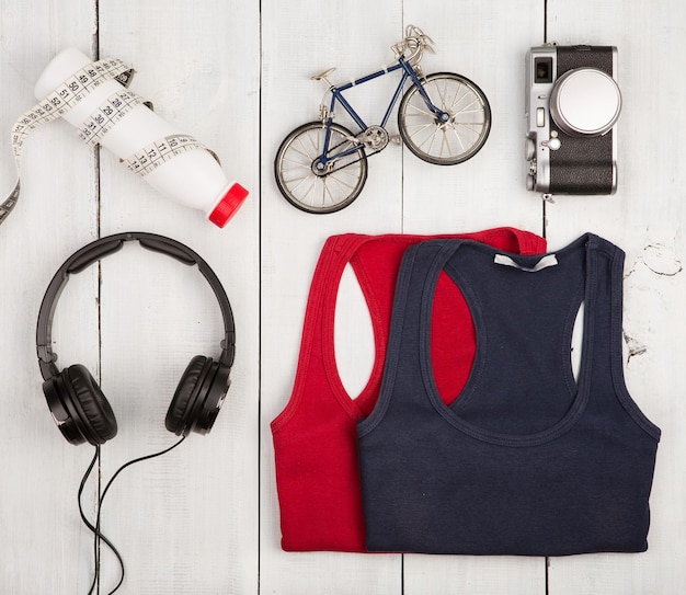 Koncepcja podróży i sportu model roweru koszulki słuchawki aparat butelka wody i centymetrowa taśma