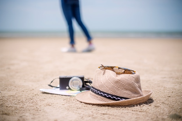 Koncepcja podróży osób. Młody szczęśliwy azjatykci gril przy plażą