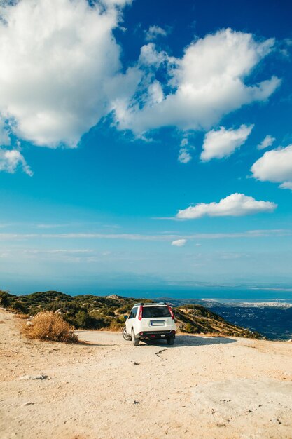 Koncepcja podróży samochodem suv Lefkada wyspa Grecja