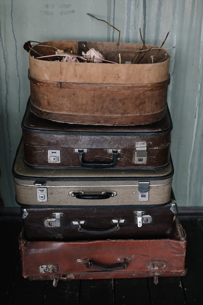 Zdjęcie koncepcja podróży skórzanych walizek w stylu retro w stylu retro