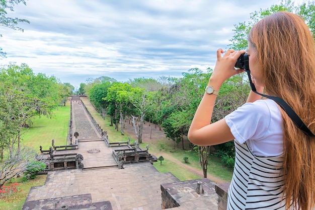 Koncepcja podróży Turystki robią zdjęcia atrakcji turystycznych Biały zamek Zamek Phanom Rung Rock w Tajlandii Piękna dzika przyroda Podróż po Tajlandii