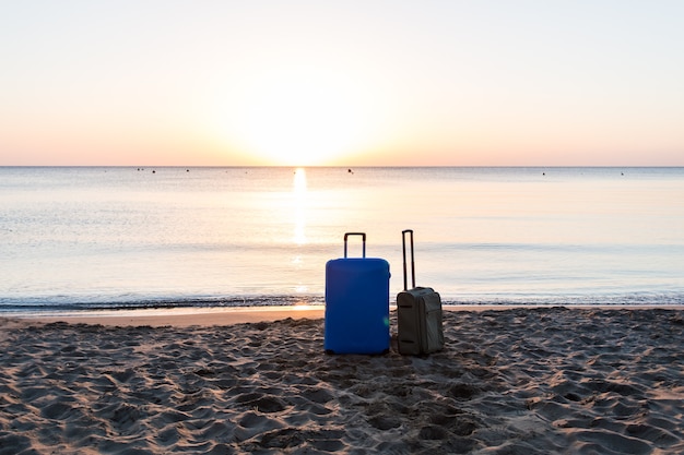 Koncepcja Podróży, Wakacji I Wakacji - Dwie Walizki Na Plaży.