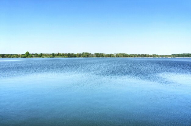 Koncepcja podróży z widokiem na jezioro i wellness