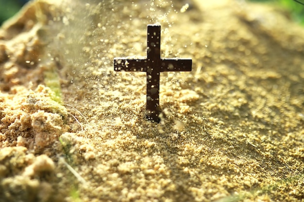 Zdjęcie koncepcja pojęciowy czarny krzyż religia symbol sylwetka w trawie
