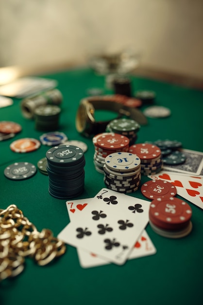 Koncepcja Pokera, Karty I żetony Na Zbliżenie Stołu Do Gier, Whisky I Cygaro W Kasynie