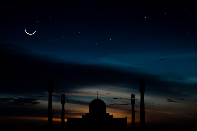 Koncepcja półksiężyca symbol islamu zaczyna Eid al Fitr Widząc księżyc na nocnym niebie wieczorne niebo i rozległa rzeka w ciemności są piękne