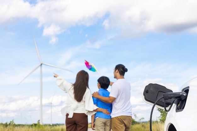 Koncepcja postępowej szczęśliwej rodziny na turbinie wiatrowej z pojazdem elektrycznym