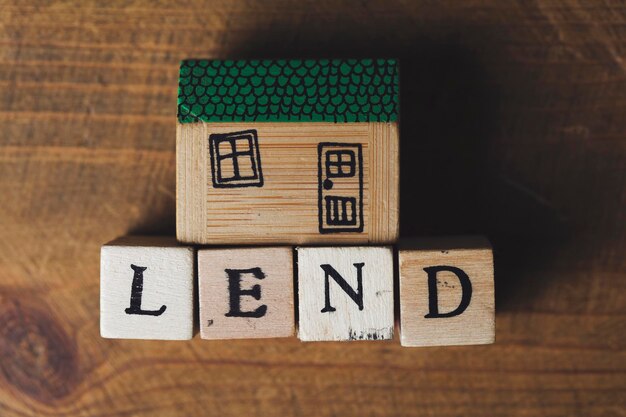 Koncepcja pożyczania domu Model domu ze słowem pożyczaj wykonany z drewnianych klocków