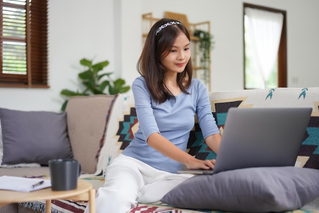 Koncepcja pracy z domu Kobieta biznesu pisze raport finansowy podczas pracy zdalnej w domu