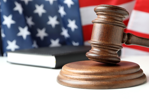 Koncepcja prawa amerykańskiego z młotkiem sędziego na białym stole