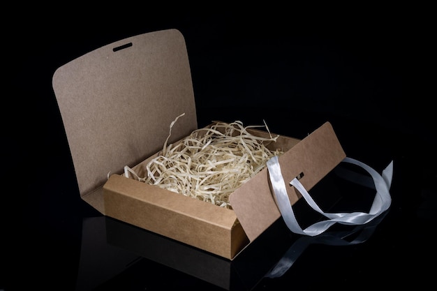 Koncepcja prezentu dla mężczyzn Otwórz pudełko z luksusową kokardą na ciemnym tle Poziomo z miejsca na kopię
