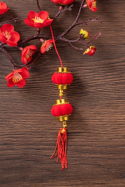Koncepcja projektowania tła chińskiego nowego roku księżycowego z czerwoną kopertą kwiatu śliwki i dekoracjami świątecznymi