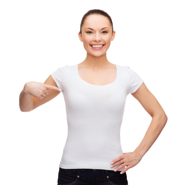 koncepcja projektu koszulki - uśmiechnięta kobieta w pustej białej koszulce, wskazując na siebie