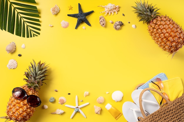 Koncepcja Projektu Tło Owoców Letnich. Widok Z Góry Na Wakacje Podróży Plaży Z Muszli, Ananasa I Liści Palmowych Na żółtym Tle.