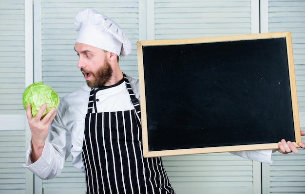 Koncepcja przepisu Gotowanie pysznego posiłku krok po kroku Menu na dziś Lista składników do gotowania potrawy Sprawdź wskazówki kulinarne Wskazówki, jak gotować jak profesjonalista Mężczyzna kucharz kapelusz fartuch trzymaj tablicę miejsce na kopię