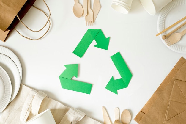 Koncepcja Przyjazna Dla środowiska. Naczynia Papierowe Do Recyklingu. Dbanie O środowisko.