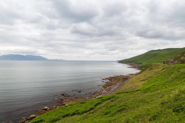 koncepcja przyrody i krajobrazu - widok na ocean w dziki sposób atlantycki w irlandii