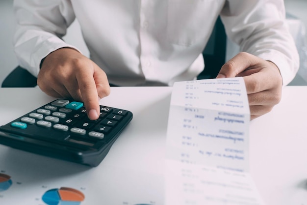 Koncepcja Rachunkowości Biznesowej Biznesmen Korzystający Z Kalkulatora Z Budżetem Na Laptop Komputerowy I Papierem Pożyczkowym W Biurze